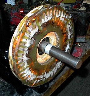 stator on bearing head.jpg (44295 bytes)